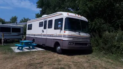 Looking for info of supplier or if someone has the dual windshields and rubbers for a 1992 Fleetwood...