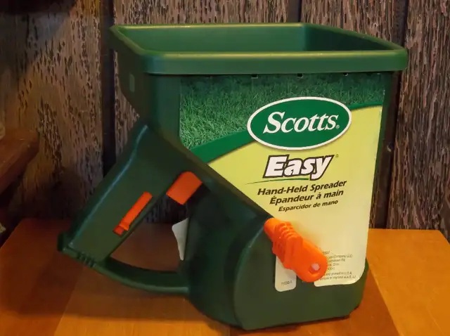 Épandeur à main SCOTTS EASY. in Lawnmowers & Leaf Blowers in Trois-Rivières - Image 2
