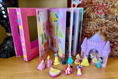 Histoire de Princesses le Château le Livre et les figurines 20$, View more