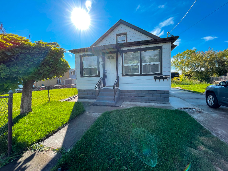 *Newly Renovated 2 Bedroom Welland Basement incl. laundry & AC* Long