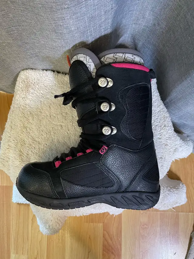 Women’s Snowboard Boots in Snowboard in Calgary - Image 11