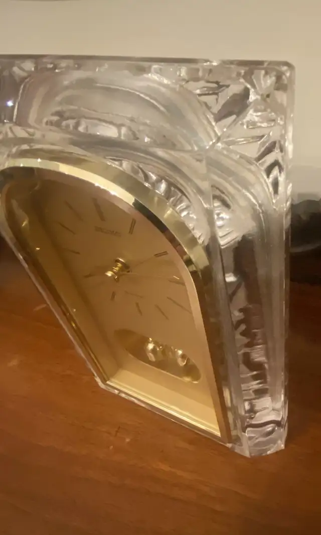 Vintage Seiko Quartz Crystal Mantle Clock Rotating Pendulum. in Home Décor & Accents in Markham / York Region - Image 8