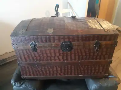 This used storage trunk is in good condition and ready to store all your treasures! It features a fa...