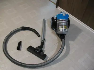 BISSELL Compact Canister Vacuum Cleaner. LIKE NEW Features: * 15X powerful multi-cyclonic technology...