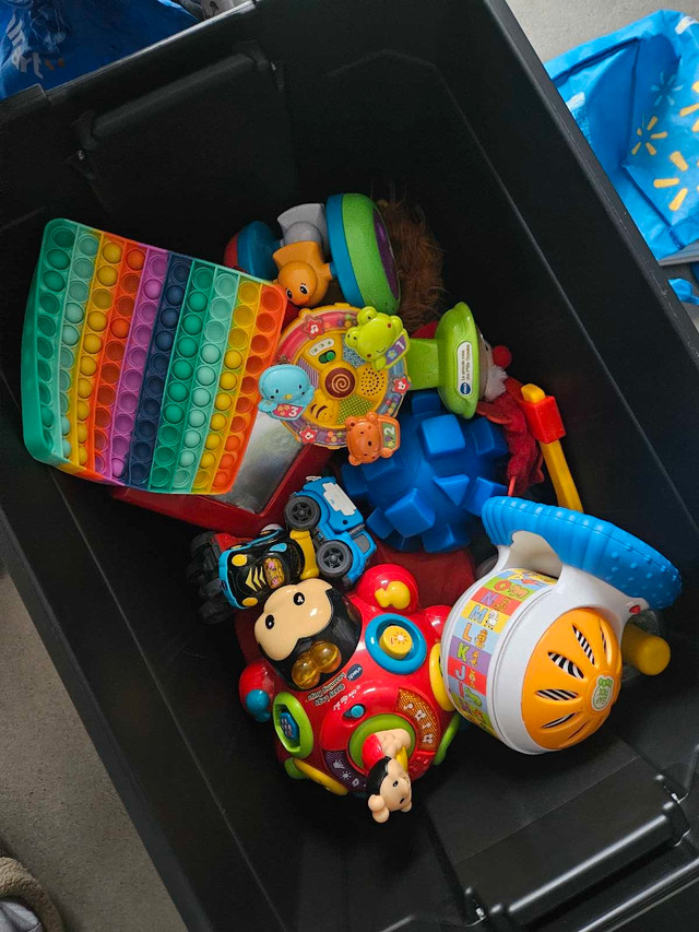 Box of kids baby toys dans Jouets  à Ouest de l’Île