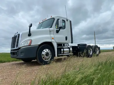 14,700lbs front axle. Detroit DD15 505 hp engine. 18 speed manual transmission. 46,000 lbs rear axle...
