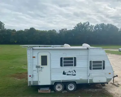 Cozy and functional 18-foot trailer, ideal for camping and off-grid adventures. Sleeps up to 4 peopl...