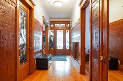 Grand 7 1/2 avec cachet, rue tranquille Plateau Mont-Royal.