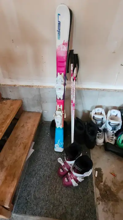 Kids skiis for sale - worn twice, View more