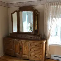 bureau de chambre avec  miroir vissé derriere le meuble en bois