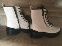 Bottes ( combat boots) de marque Guess.