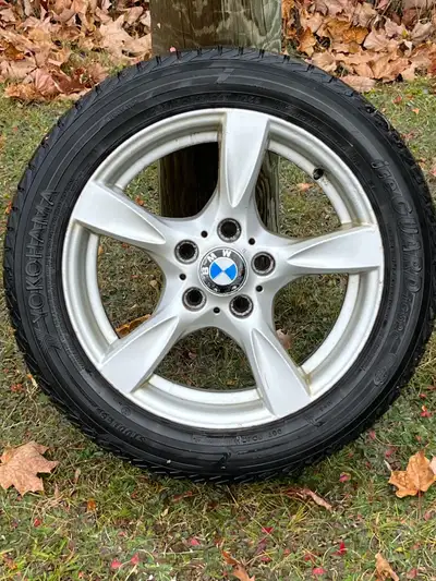 Pour BMW séries 1,2 ou3. En bon état. Pneus Yokohama 225 50R17