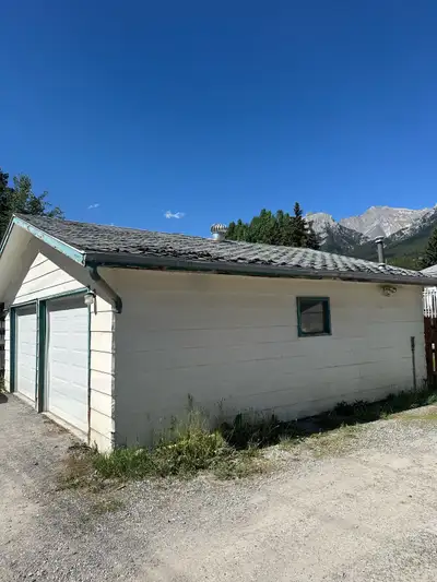 24’x24’ alley access garage please text 403-489-0335 Thanks