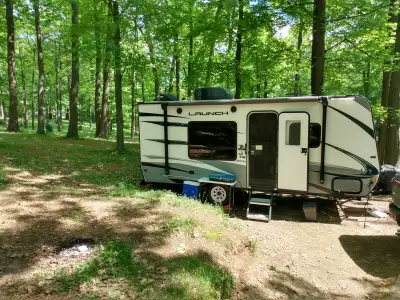 - Lit Queen - Air climatisé - Escalier d'accès - 2 bonbonnes de propane *** Incluants barres de tors...
