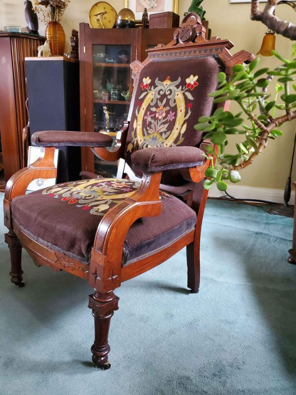 Antique 1880s Victorian Eastlake Carved Walnut Chair in Chairs & Recliners in City of Toronto - Image 2
