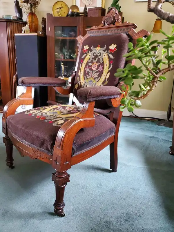 Antique 1880s Victorian Eastlake Carved Walnut Chair in Chairs & Recliners in City of Toronto - Image 3