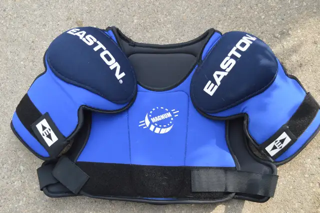 Youth/Adult Hockey Chest Guard/Shoulder Pads - SP200 XL in Hockey in Winnipeg - Image 2