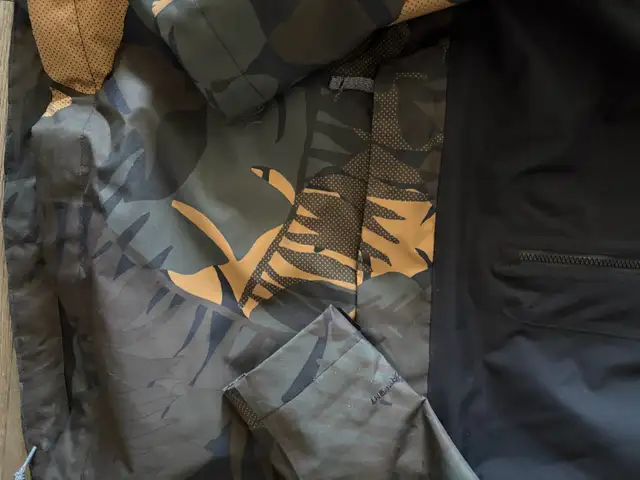 Women’s North Face Snowboard Jacket in Snowboard in Vancouver - Image 3