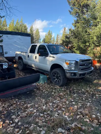 2015 f250 superduty xlt crew cab short box 6.2L v8 auto 4x4 with rear elocker Power windows and lock...