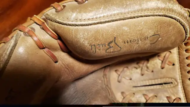 Vintage SEARS Baseball Glove $120 in Arts & Collectibles in Barrie - Image 5