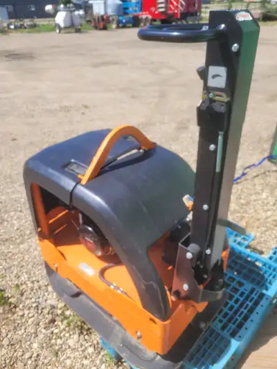 Atlas Copco RP400 Reversible Plate Compactor 13 horsepower Honda Handle mounted throttle & forward/r...