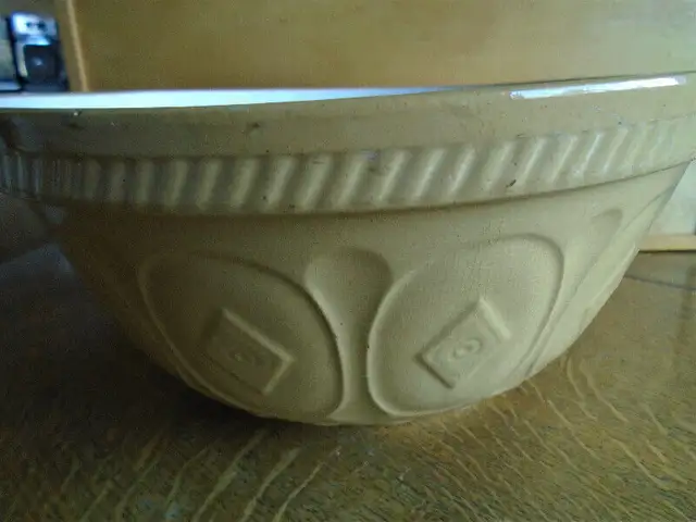 vintage Easimix bowl in Arts & Collectibles in Moose Jaw - Image 2