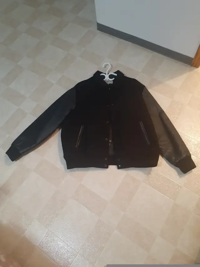 Fleece jacket with leather sleeves in Men's in Red Deer - Image 3