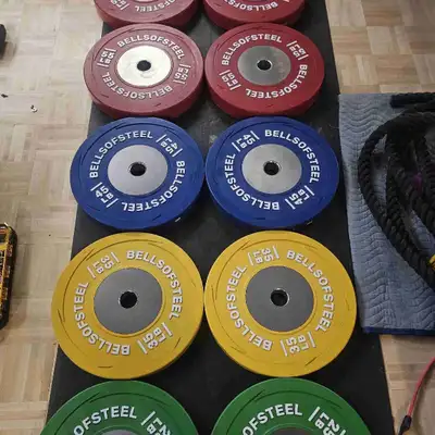 Coloured competition style bumper plates in pounds, like new. Selling as a set. 2x25 lb 2x35 lb 2x45...