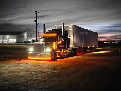 Hi I am selling my 2006 peterbilt 379 Cat C15 Singel Turbo 18 speed transmission very clean Truck Ne...
