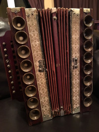 Accordeon Antique avec cle en metal