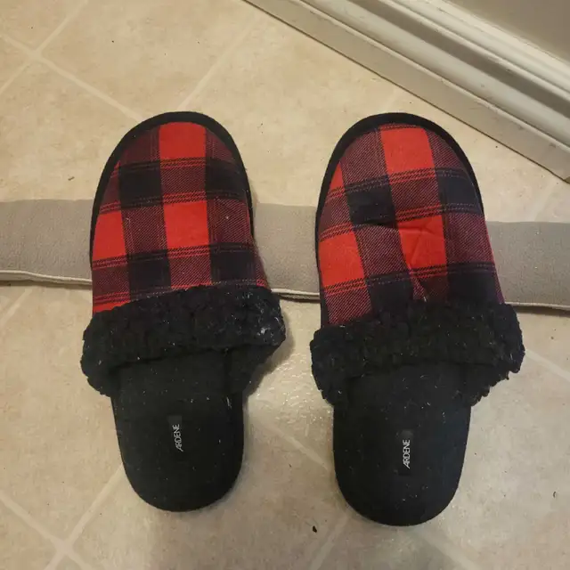 house slippers winter men's 8 in Men's in Calgary - Image 2