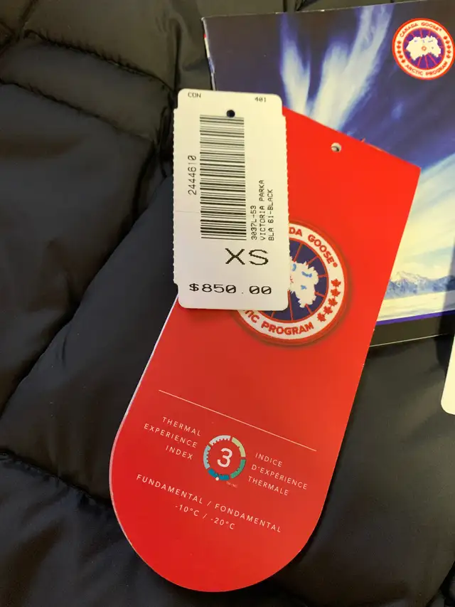 Canada goose black Victoria parka in Women's - Tops & Outerwear in Cape Breton - Image 3