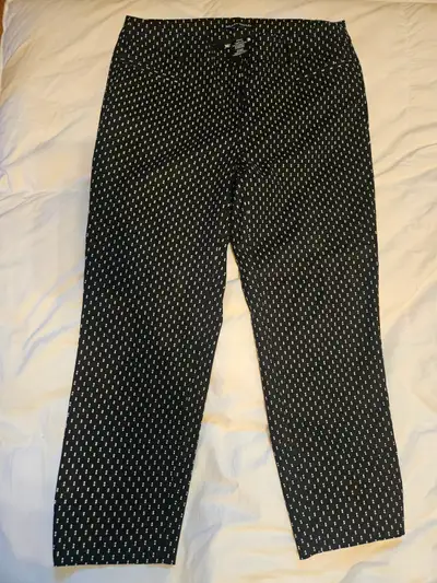 Hilary Radley Black & White Dot Pattern Cropped Pants, Size 4, View more
