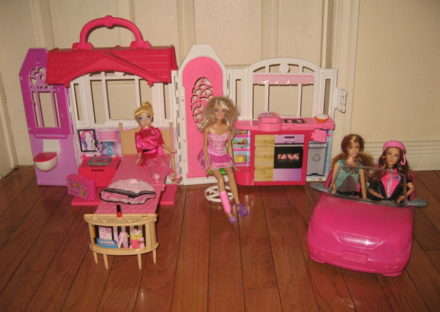 Barbie Folding Take & Go Dollhouse w/ Pink Car & 4 Dolls in Toys & Games in City of Toronto - Image 2