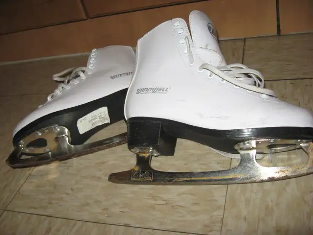 WinnWell Teens Ice Finger Skating Skates Size 8 US White in Skates & Blades in Ottawa - Image 3