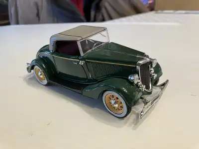 Mint - 1933 Ford Deluxe Roadster 1.32 ox, View more