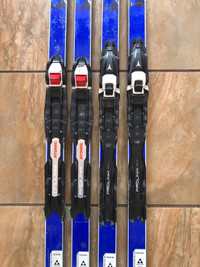 2 paires de Fixations Atomic Prolink avec Skis Fisher