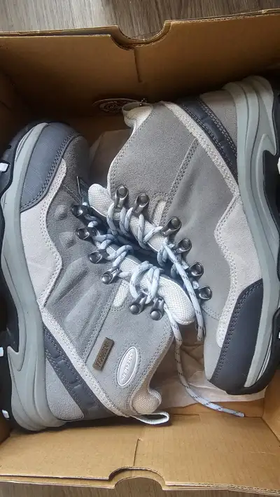 Women's size 5 - Waterproof Skechers Boots - Gray, View more