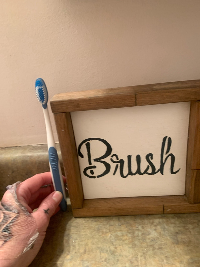 2 cute ‘Brush/ Floss’ bathroom wall art/ decor- 10$  in Home Décor & Accents in Saskatoon - Image 3