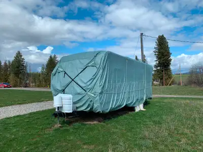 2007 Cougar travel trailer, one slide out, two doors, walk around queen bed, polar package, equalize...