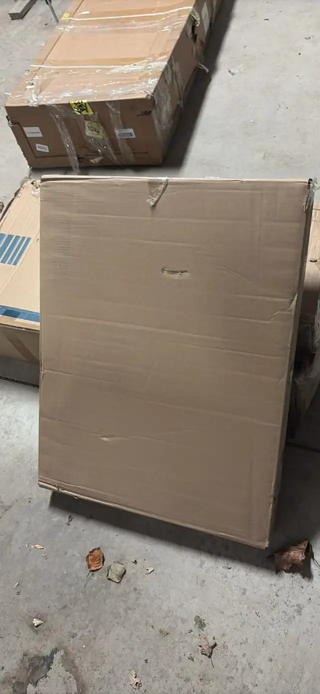 BilBil Electric Standing Desk With Lockable Wheels, 32*24 Inch in Desks in Sarnia - Image 3