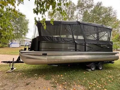 Ponton 24 pieds, 3 quilles pleines, moteur Mercury 150 force, lit de bronzage à l'arrière qui se tra...