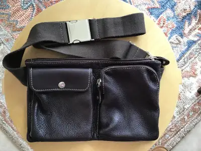 This Roots leather bag is in excellent condition, with adjustable nylon belt and stainless closure....