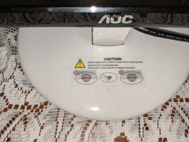 AOC e2043F 20'' 900P 60Hz monitor in Monitors in Oshawa / Durham Region - Image 4