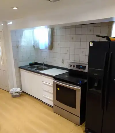 A room for rent in a house in Scarborough . Shared kitchen and bathroom.Fully furnished . Move in re...