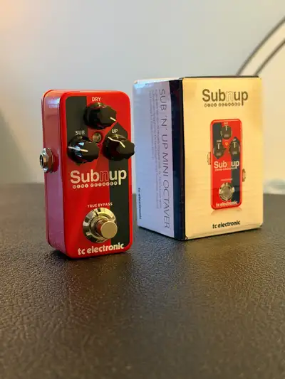 Velcro on the back, like new. It’s a great octaver and if you can find a usb that’ll fit, it can be...