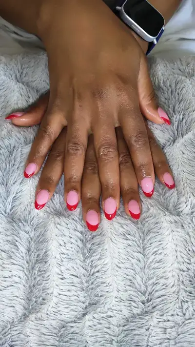Pose d'ongles, manucure et maquillage, View more