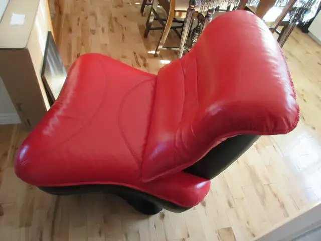 Used, Red swivel chair, few knicks, pick up in Timmins only in Chairs & Recliners in Timmins - Image 6