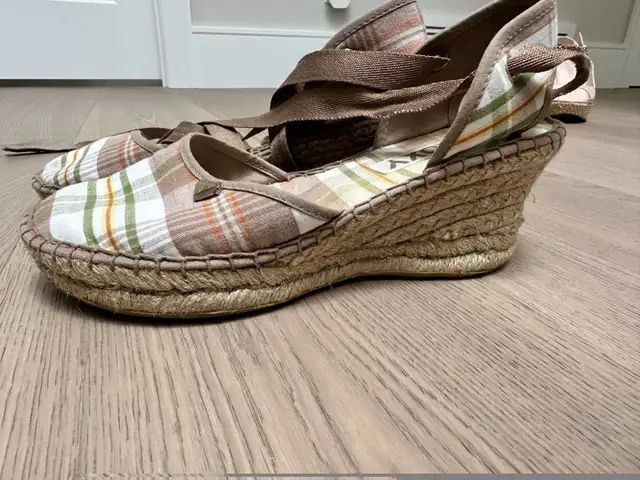 Women’s size 6 Roxy shoes in Women's - Shoes in City of Toronto - Image 5