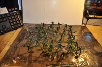 War Action figure green & TAN Plastic Toy lot of +- 88 military